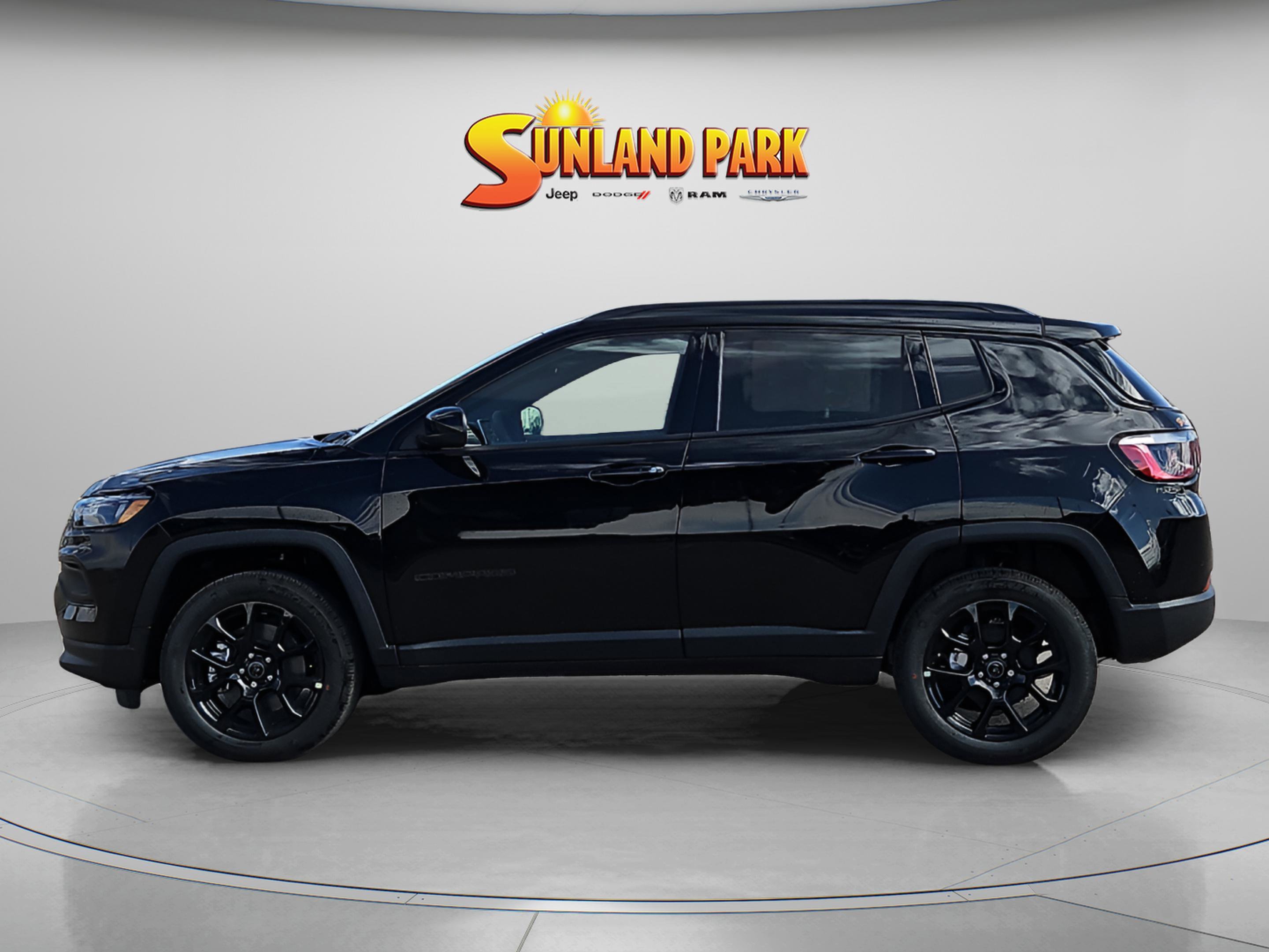 New 2026 Diamond Black Crystal Pearl-Coat Exterior Paint Jeep Latitude Altitude image 3