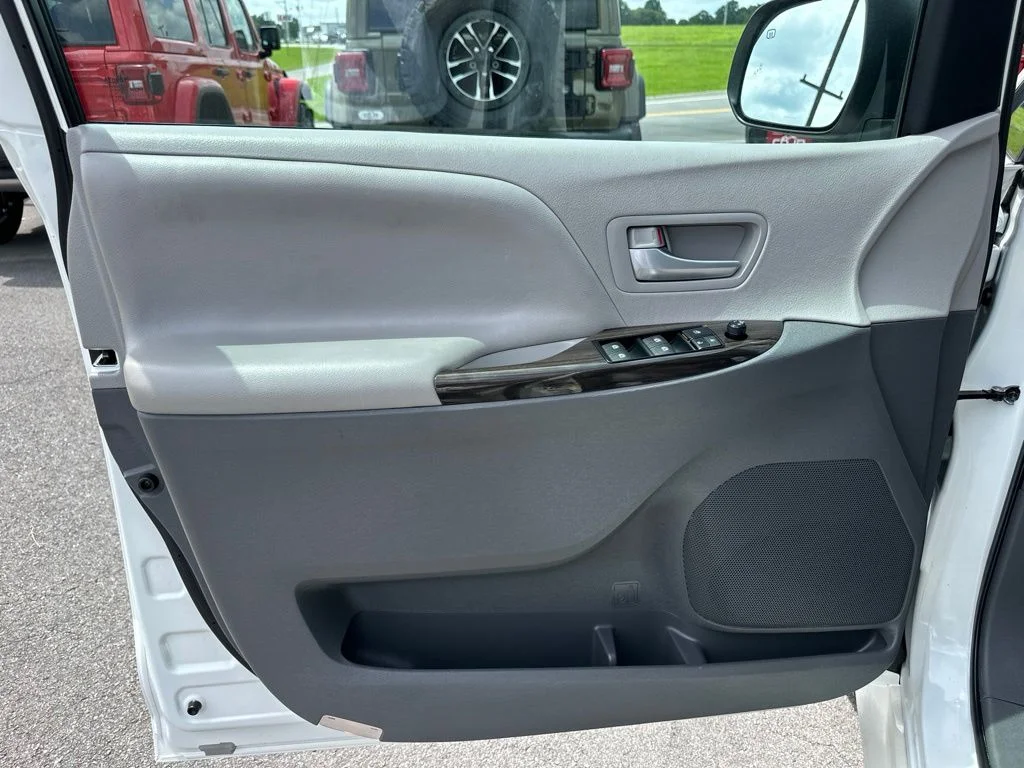 Used 2017 White Toyota XLE image 27