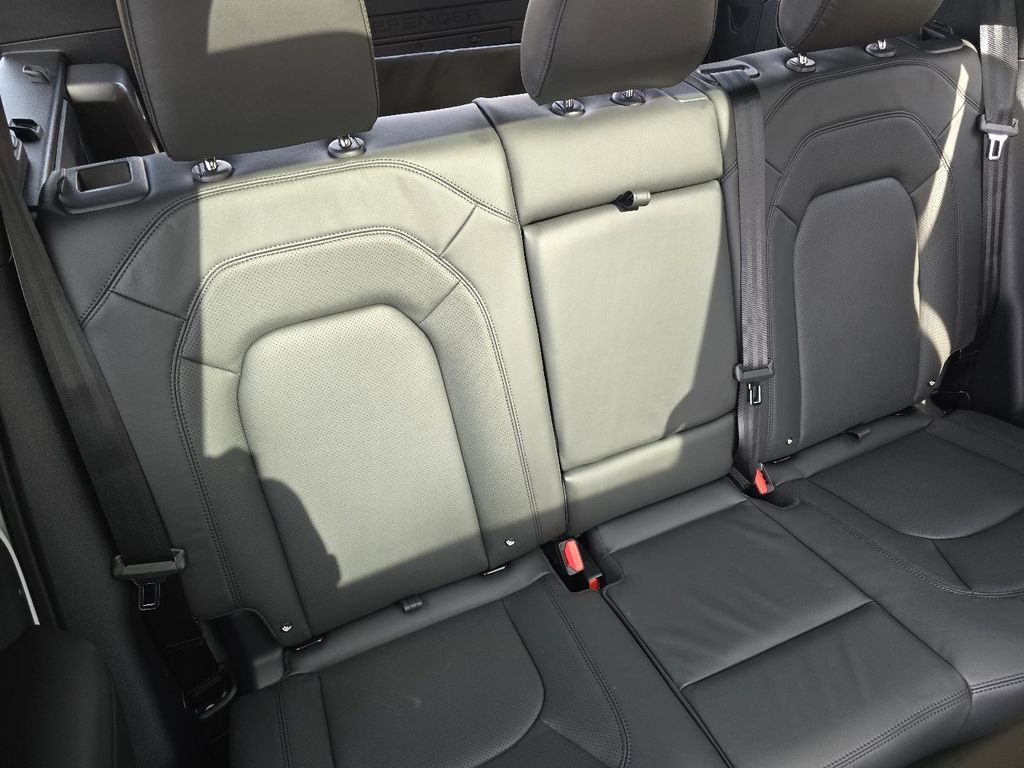 New 2026 Fuji White Land Rover X-Dynamic se image 30