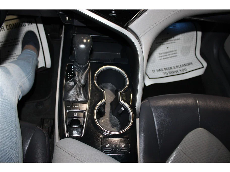 Used 2018 Silver Toyota XLE Sedan 4D image 26
