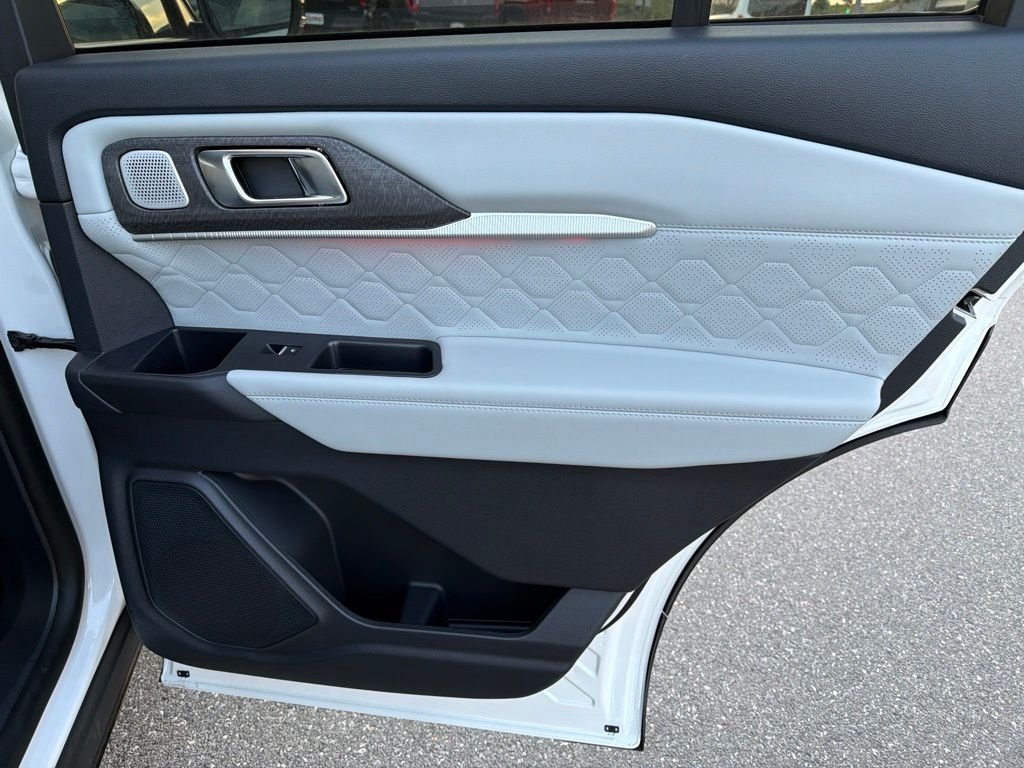 New 2026 Star White Metallic Tri-Coat Ford Platinum™ image 12