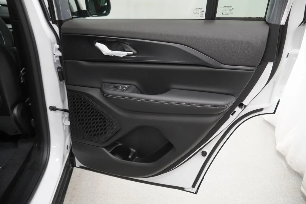 New 2026 Bright White Clear-Coat Exterior Paint Jeep Laredo X image 32