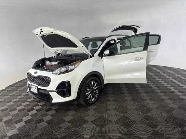 Used 2022 White Kia Nightfall image 12