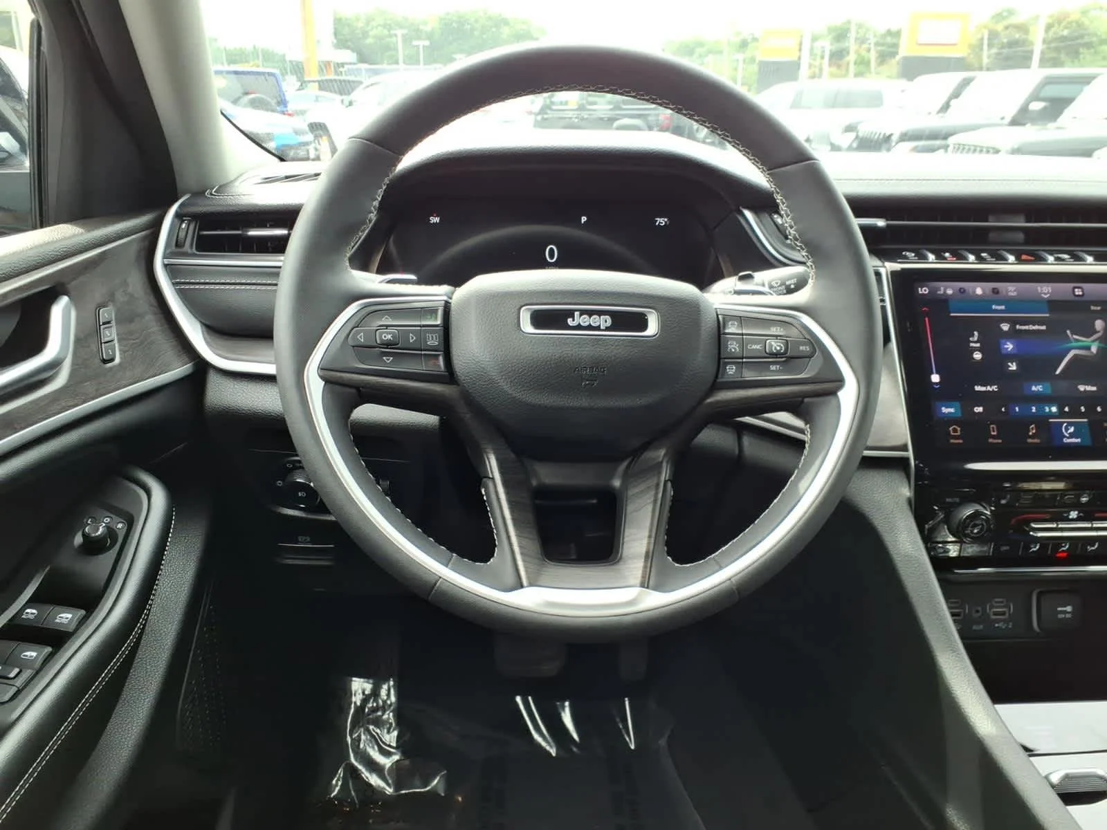 Used 2023 Diamond Black Crystal Pearlcoat Jeep Limited image 14