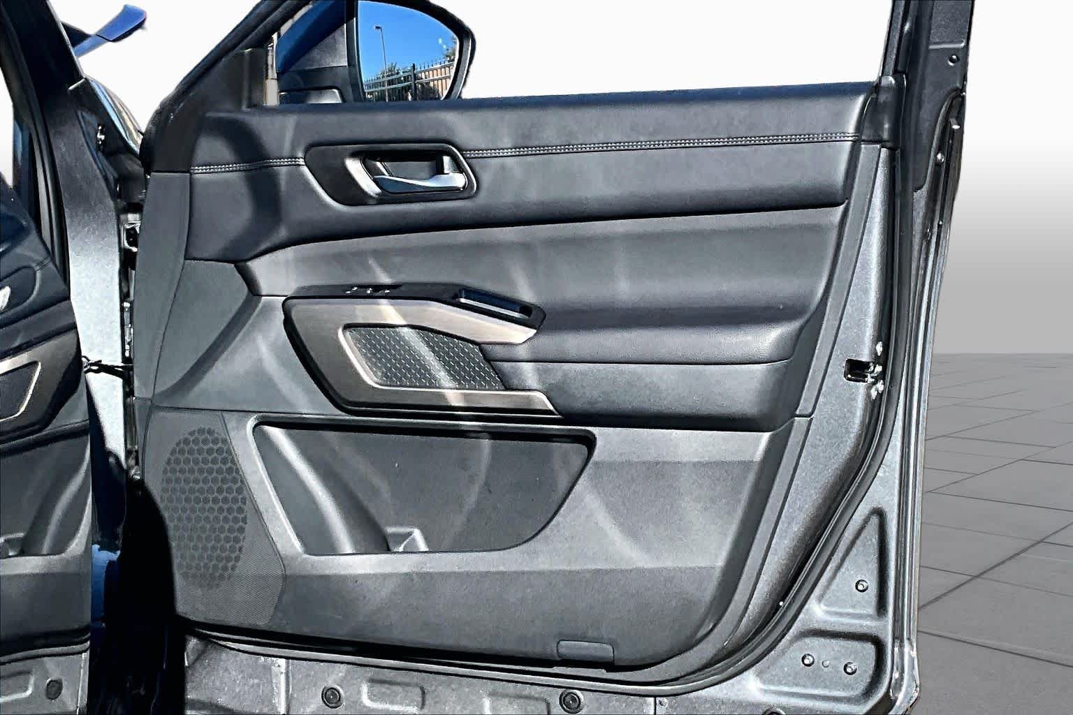 Used 2025 Gun Metallic Nissan Platinum image 23