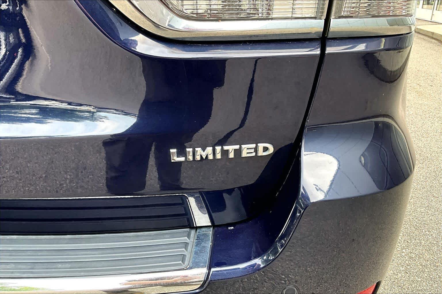 Used 2018 True Blue Pearlcoat Jeep Limited image 10