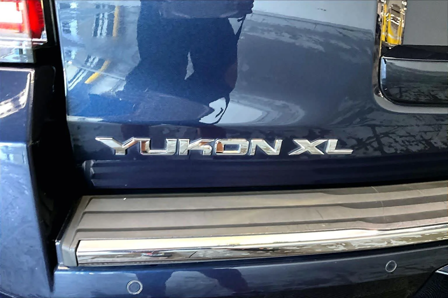 Used 2020 Dark Sapphire Blue Metallic GMC Denali image 10