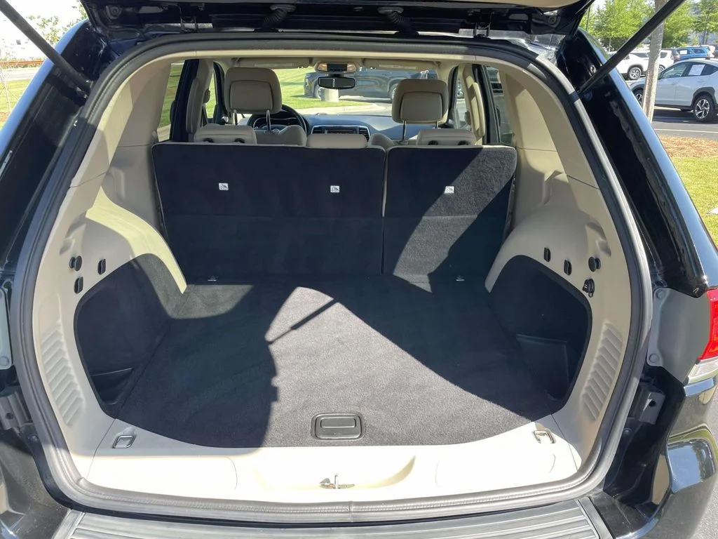 Used 2017 Diamond Black Crystal Pearlcoat Jeep Laredo image 13