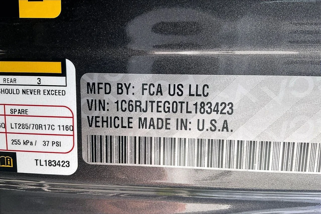 New 2026 Granite Crystal Metallic Clear-Coat Exterior Paint Jeep Mojave image 35