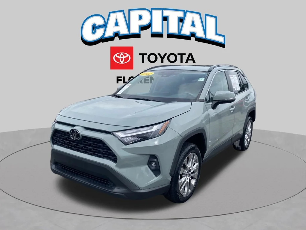 Used 2022  Toyota XLE Premium image 2