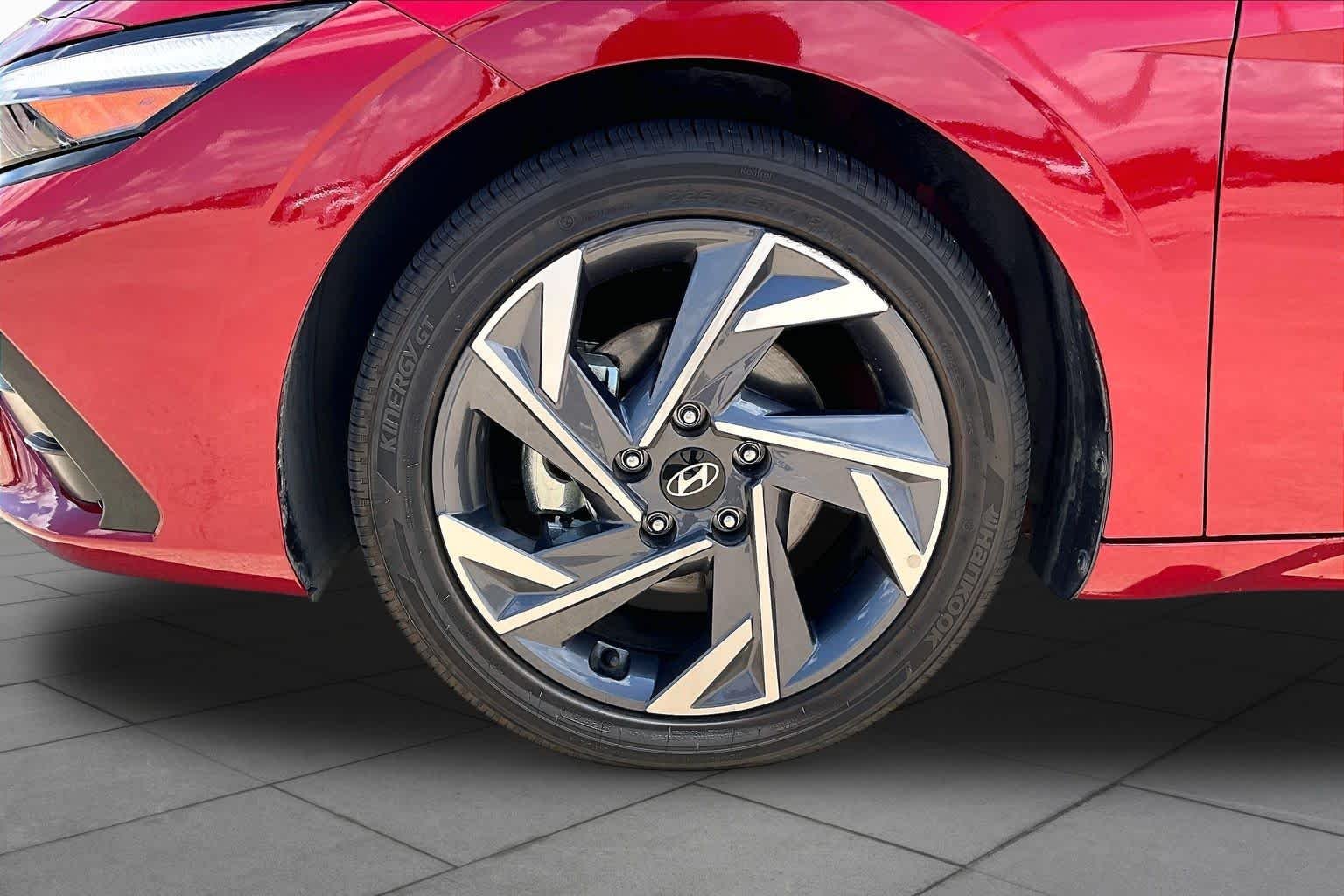 2025 Hyundai Elantra Limited - Photo 10