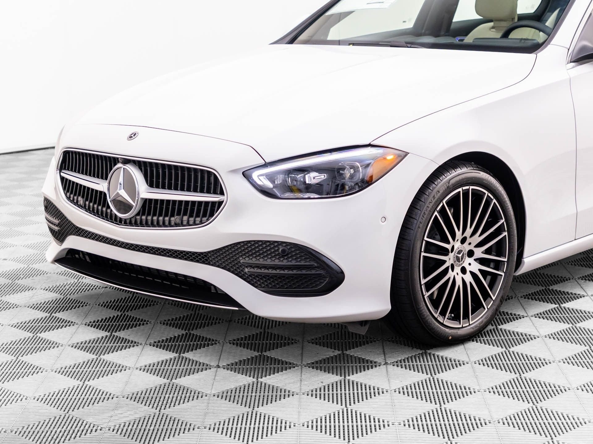 New 2026 MANUFAKTUR Moonlight White Metallic Mercedes-Benz C 300 image 43