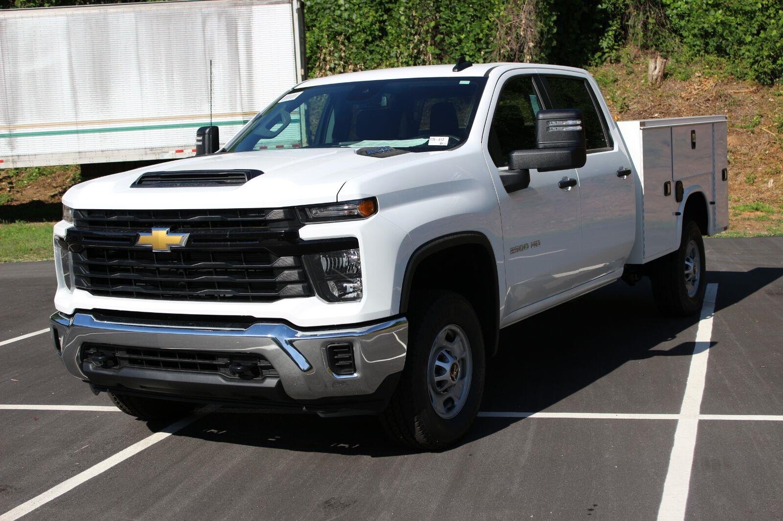 New 2026 Summit White Chevrolet WT image 3
