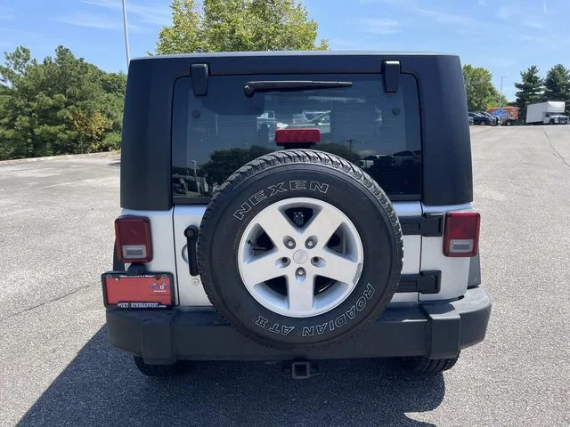 Used 2008 Silver Jeep X image 4