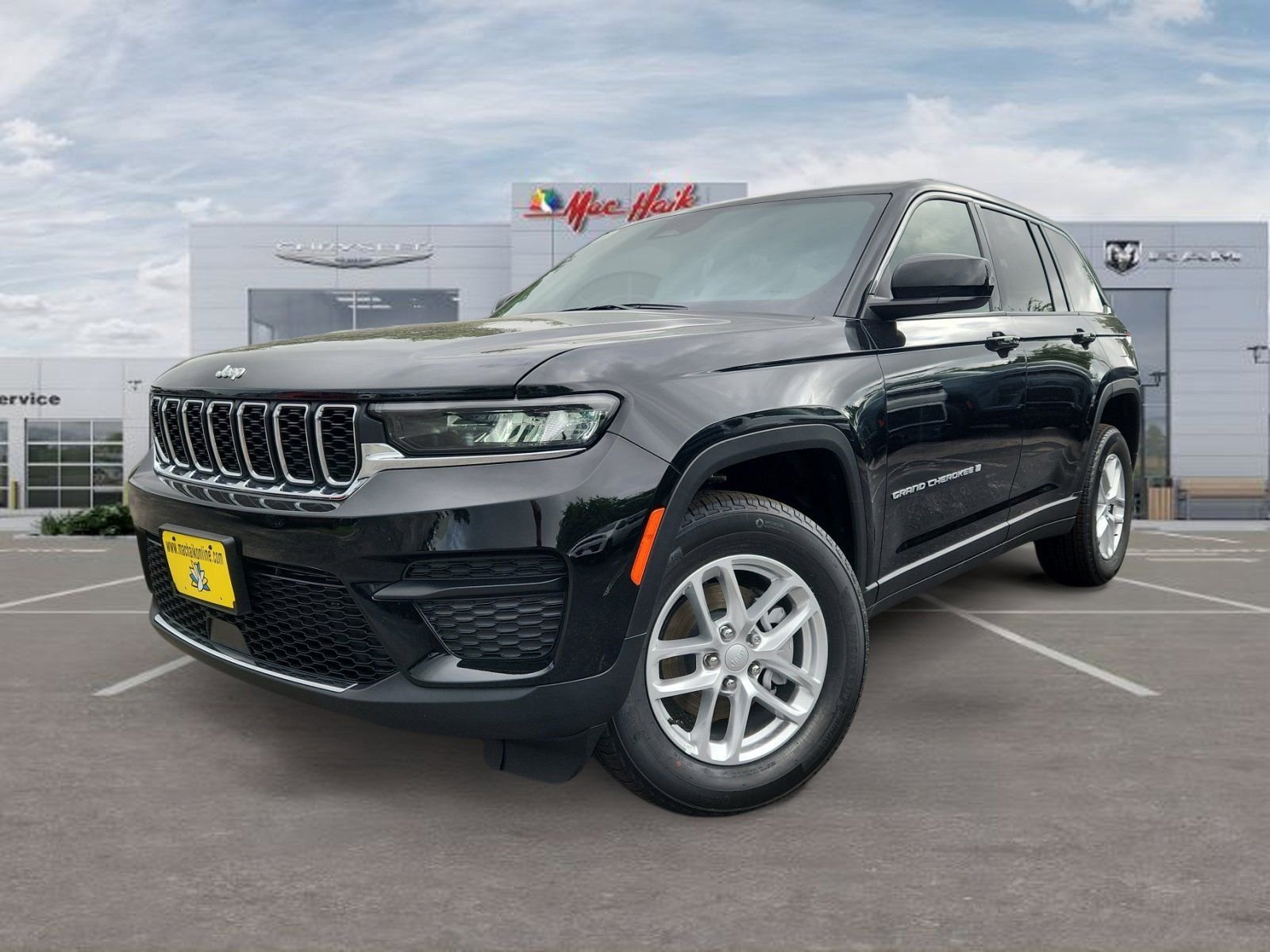 New 2026 Diamond Black Crystal Pearl-Coat Exterior Paint Jeep Laredo image 1