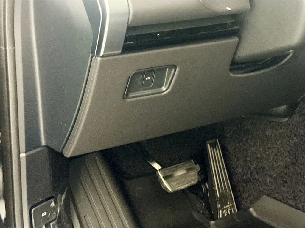 New 2026 Santorini Black Land Rover SE image 10