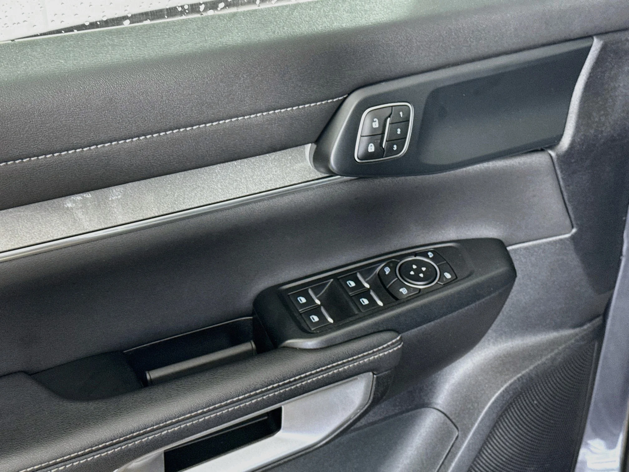 Used 2024 Carbonized Gray Metallic Ford LARIAT image 22