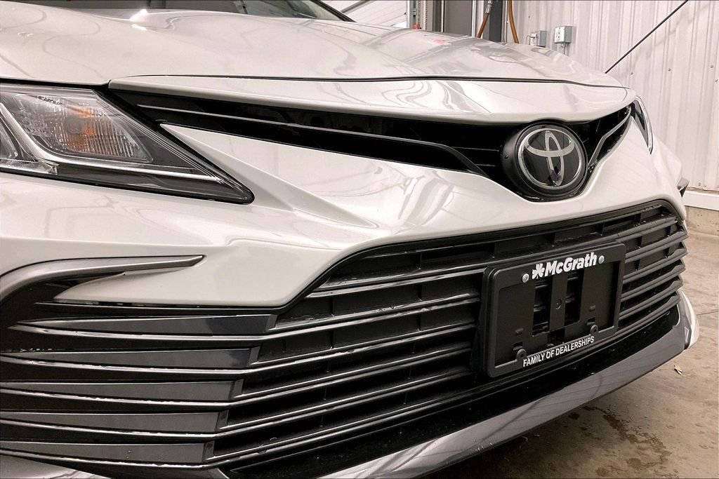 Used 2022 White Toyota LE image 32