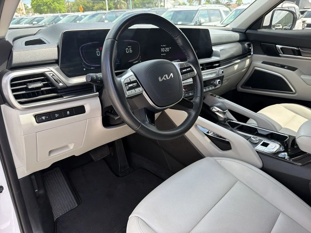 Used 2024 White Kia S image 16