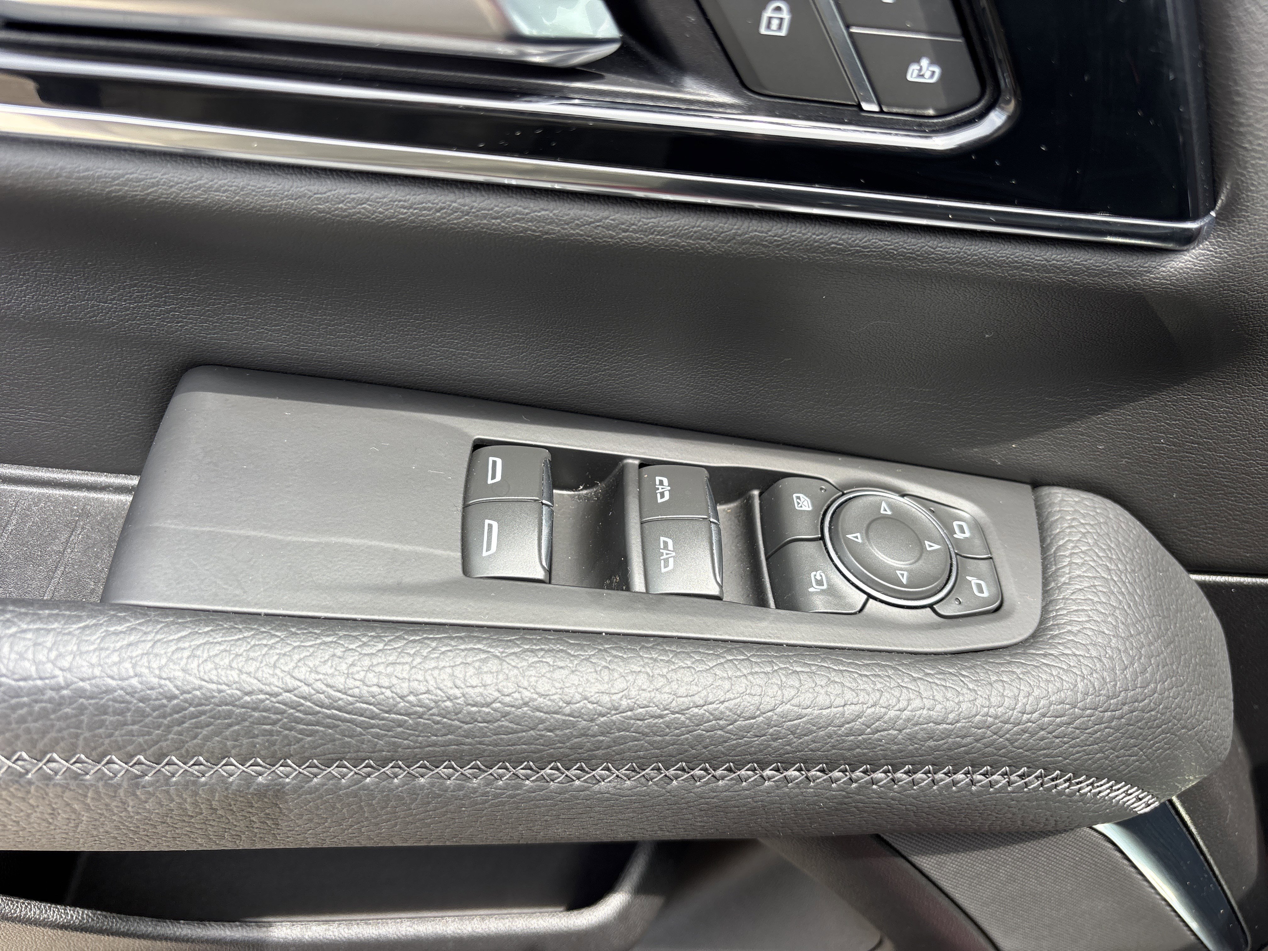 Used 2025 Volcanic Red Tintcoat GMC Denali 4WD image 26