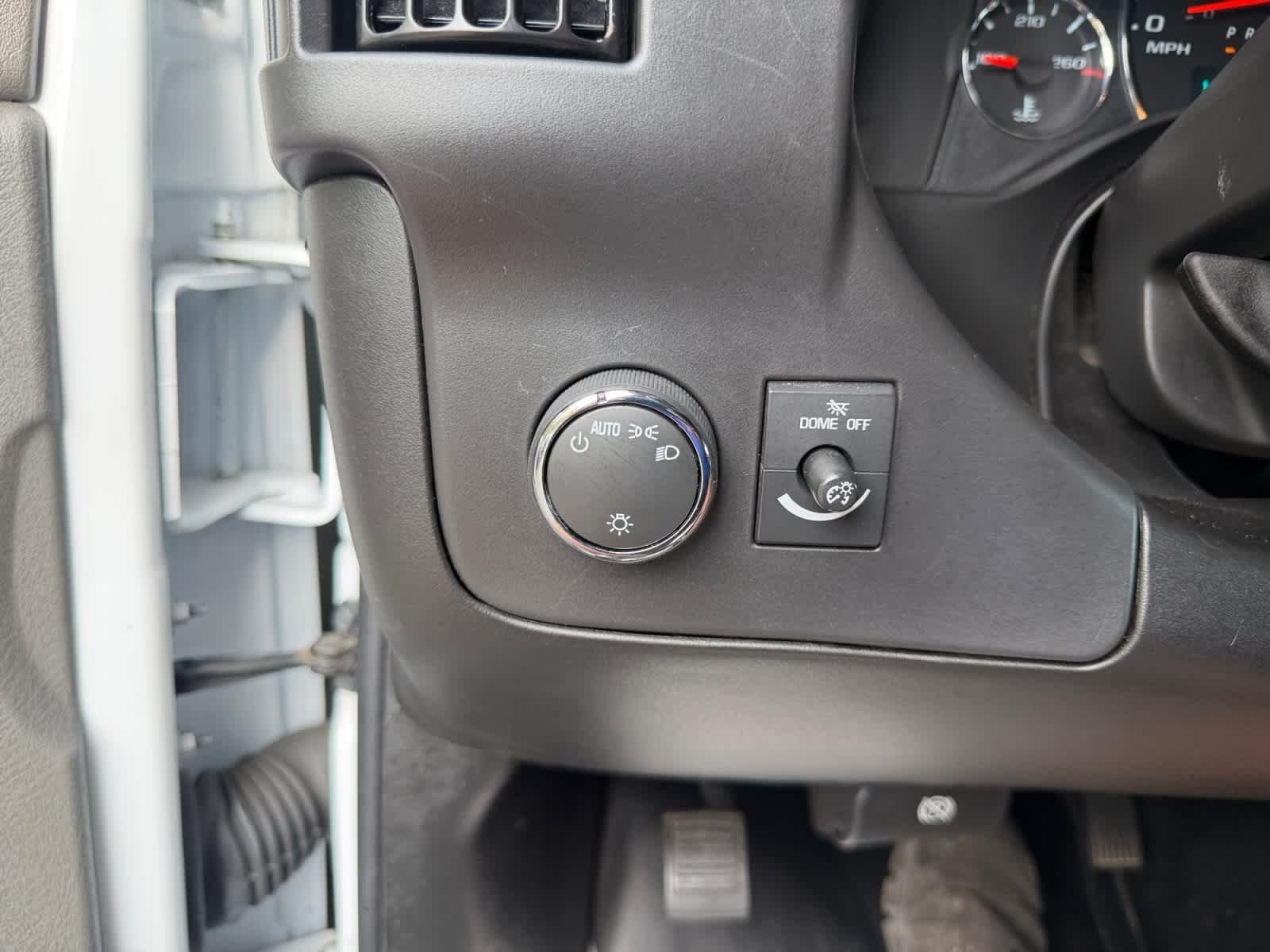 Used 2025 Summit White GMC  image 27