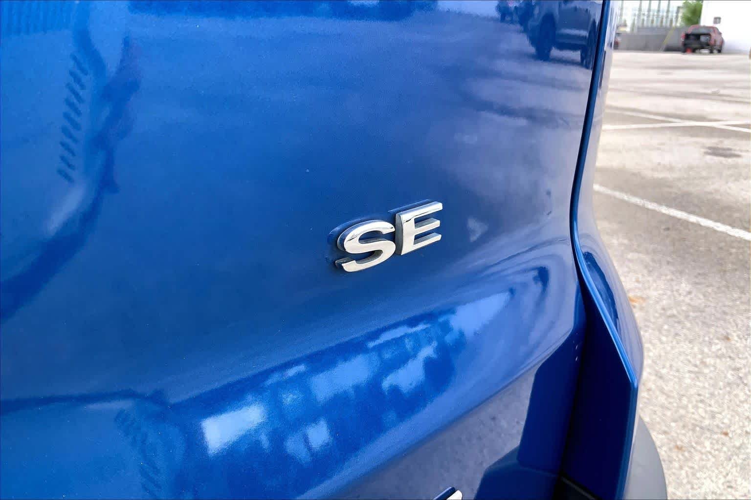 Used 2018 Lightning Blue Metallic Ford SE image 8