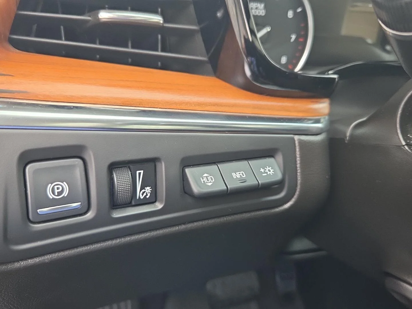 Used 2019 CRYSTAL WHITE TRICOAT Cadillac Platinum AWD image 14