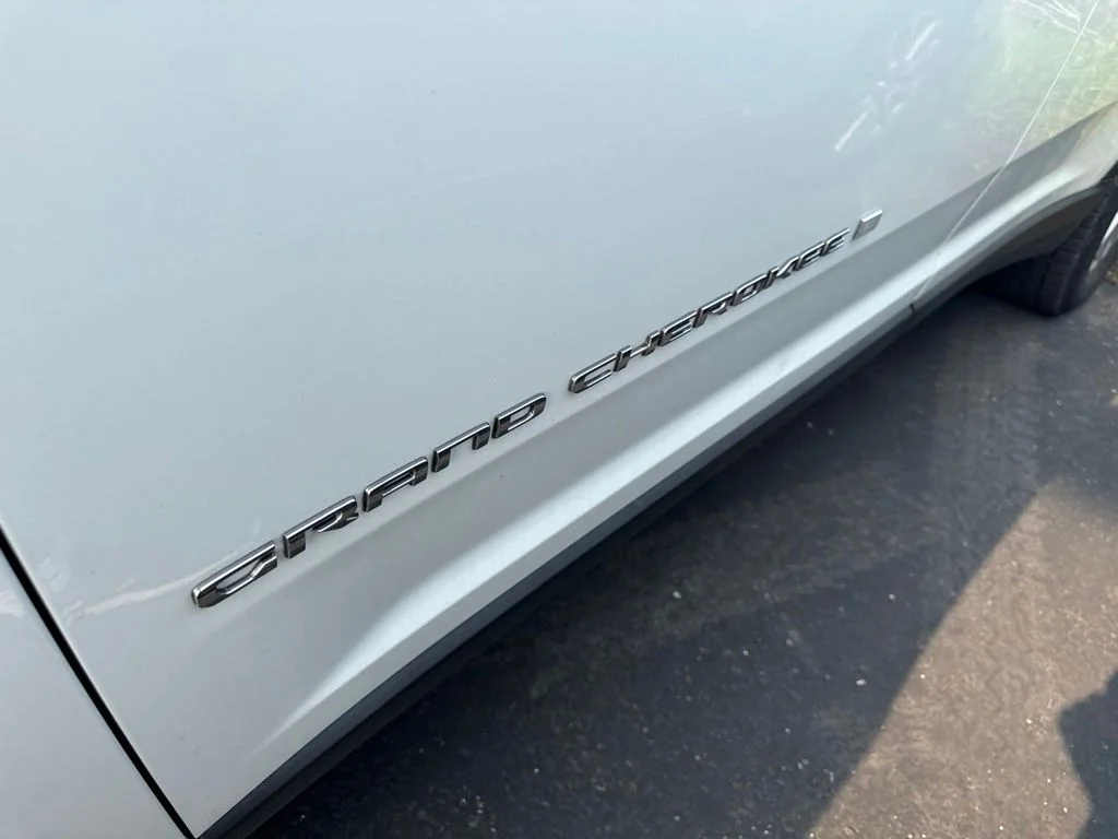 Used 2021 White Jeep Laredo image 9