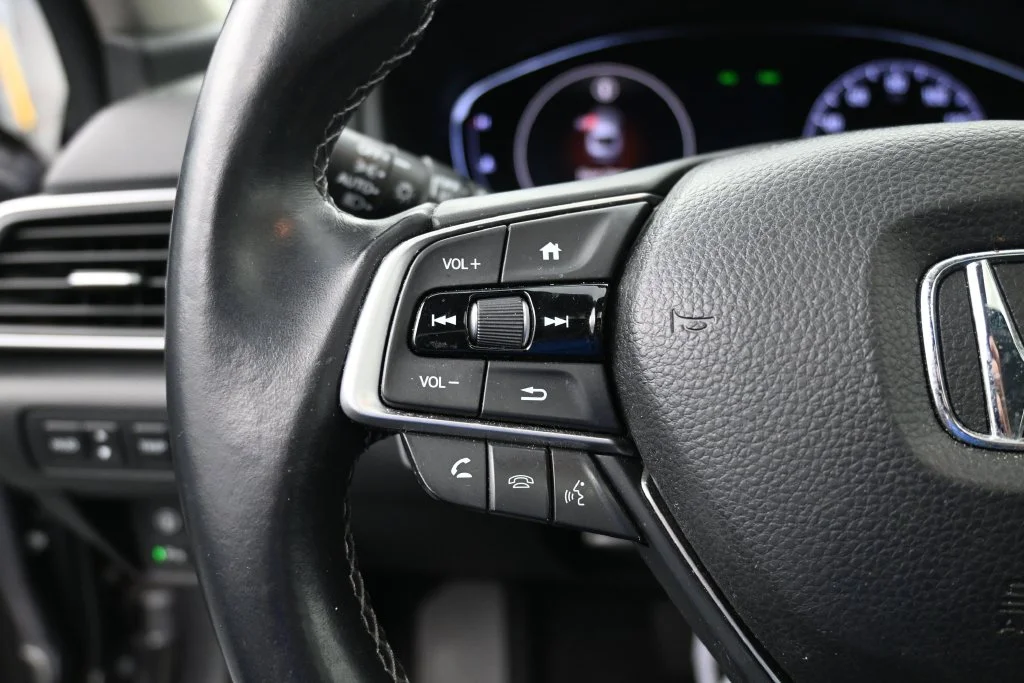 Used 2018 Modern Steel Metallic Honda Touring image 30