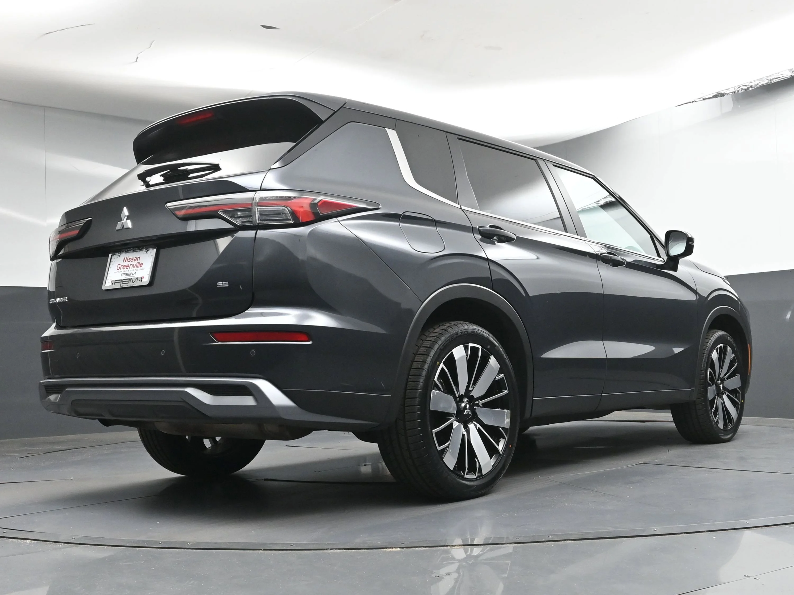 Used 2025  Mitsubishi  image 29