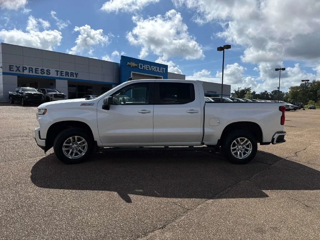 Used 2019 Beige Chevrolet RST image 4