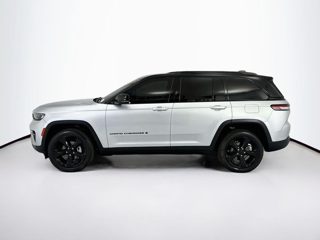 Used 2023 Silver Jeep Altitude X image 8