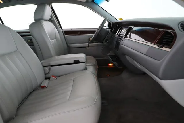 Used 2005 White Lincoln Signature image 26