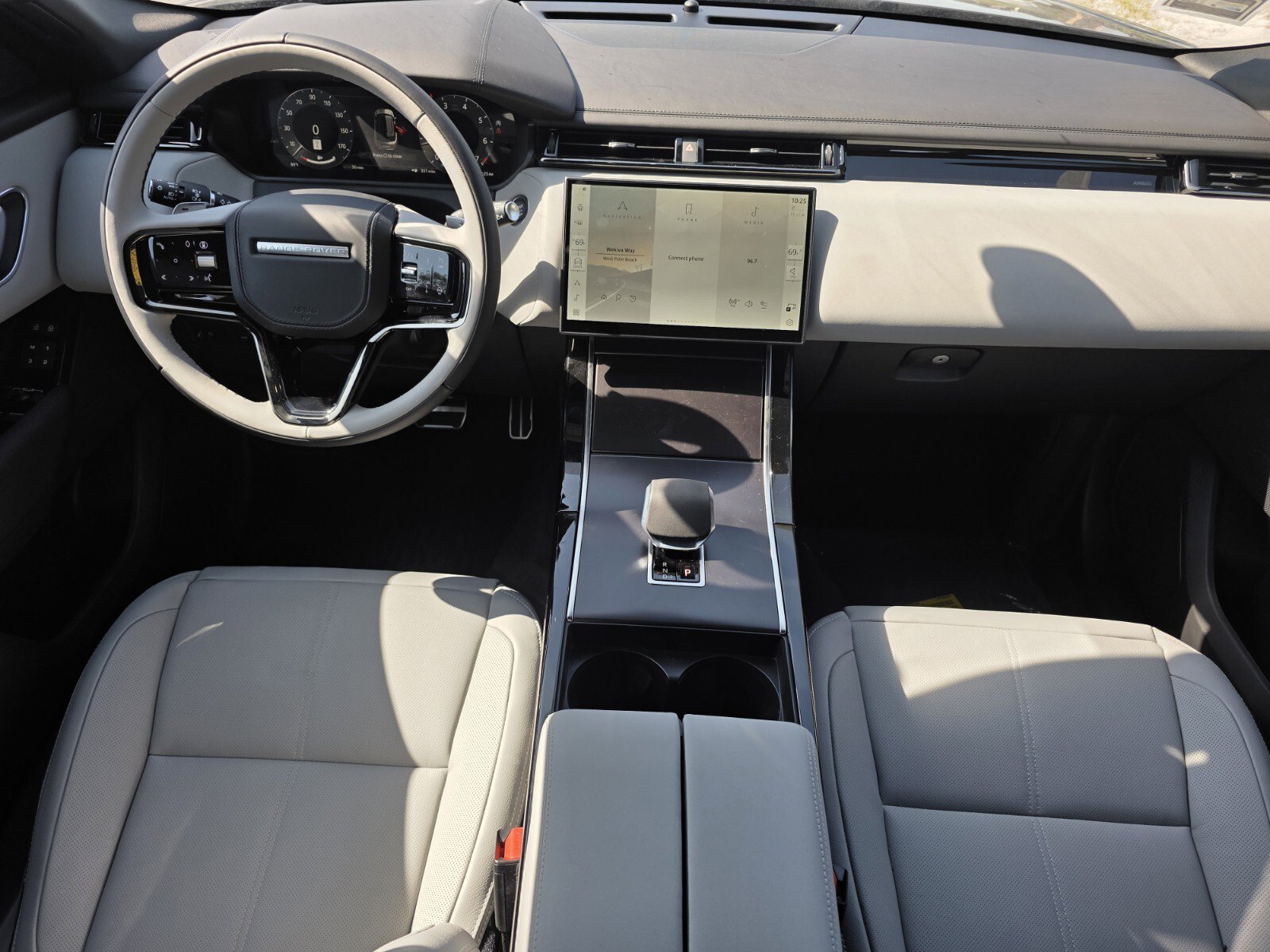Used 2026 Charente Grey Premium Metallic Land Rover P250 Dynamic SE image 4