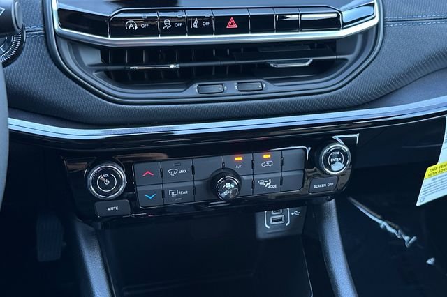 New 2026 Silver Zynith Metallic Clearcoat Jeep Latitude image 20