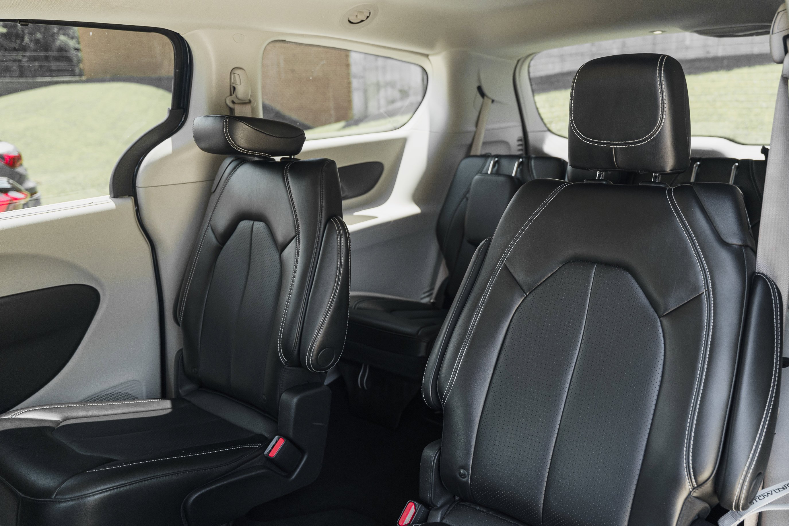 Used 2023 Fathom Blue Pearlcoat Chrysler Touring L image 23