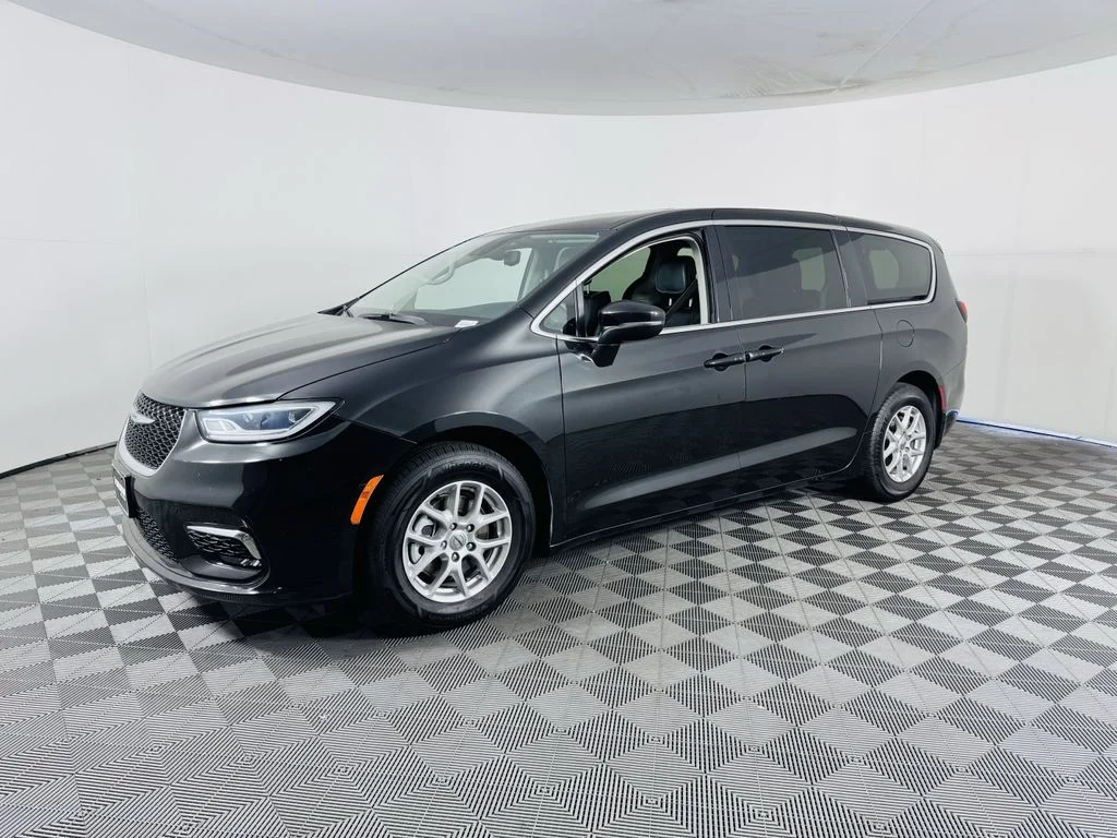 Used 2023 Black Chrysler Touring L image 4