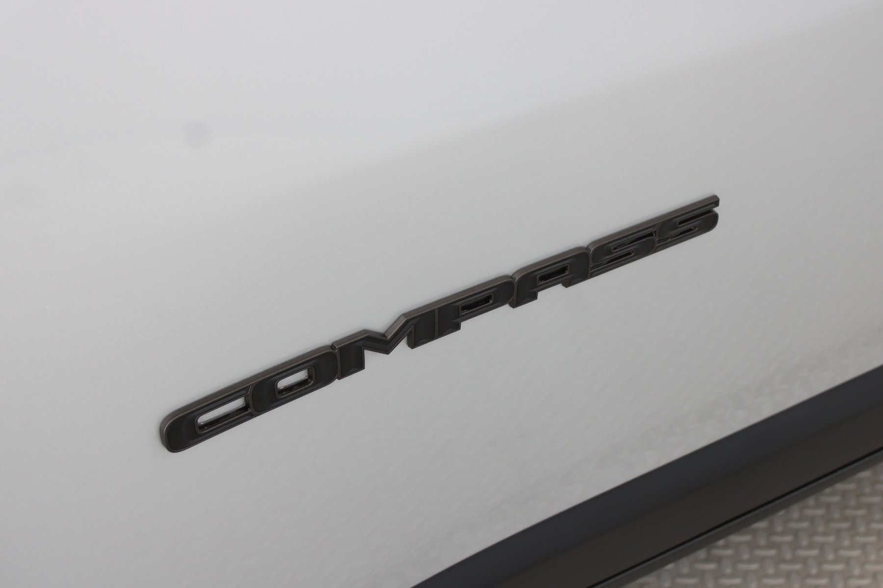 New 2026 Silver Zynith Metallic Clear-Coat Exterior Paint Jeep Latitude Altitude 4x4 image 22