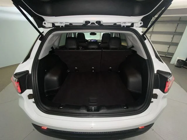 Used 2022 White Jeep Latitude Lux image 22