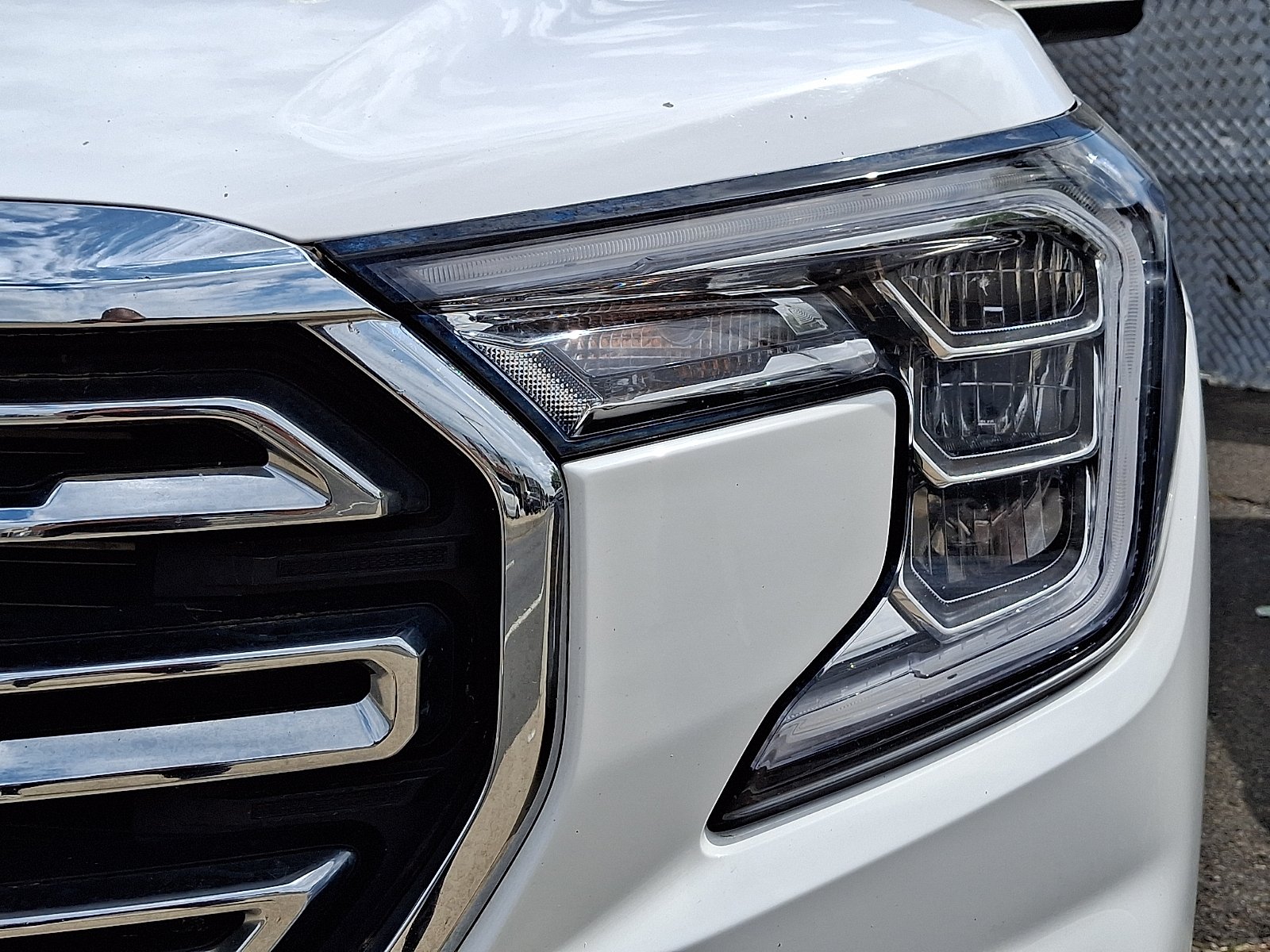 Used 2024 Summit White - GAZ GMC FWD SLT image 8