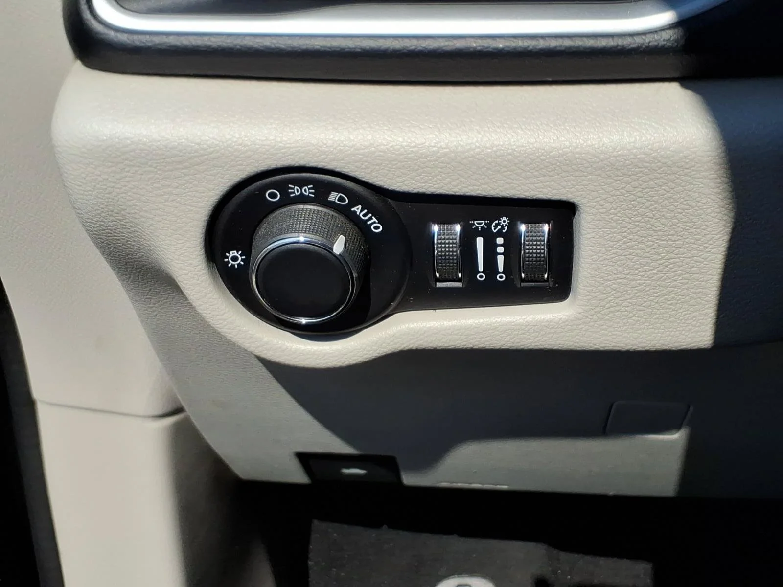 Used 2017 Brilliant Black Crystal Pearlcoat Chrysler Touring image 21