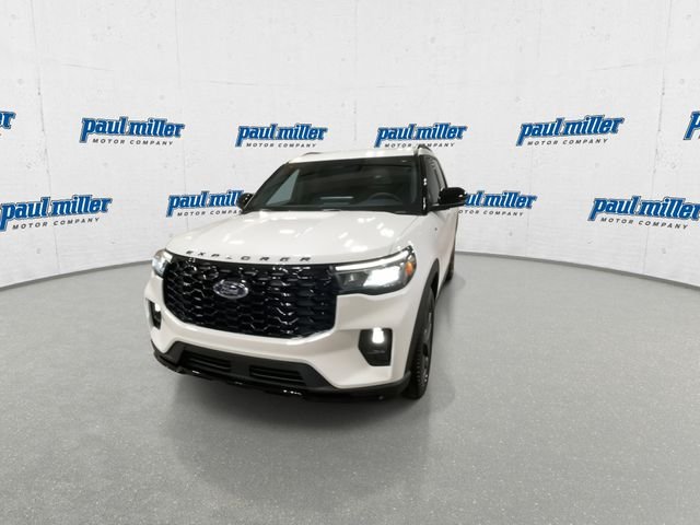 New 2026 Star White Metallic Tri-Coat Ford ST-Line image 4