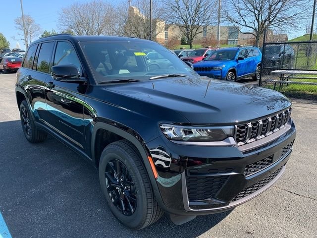 New 2026 Diamond Black Crystal Pearl-Coat Exterior Paint Jeep Altitude image 8