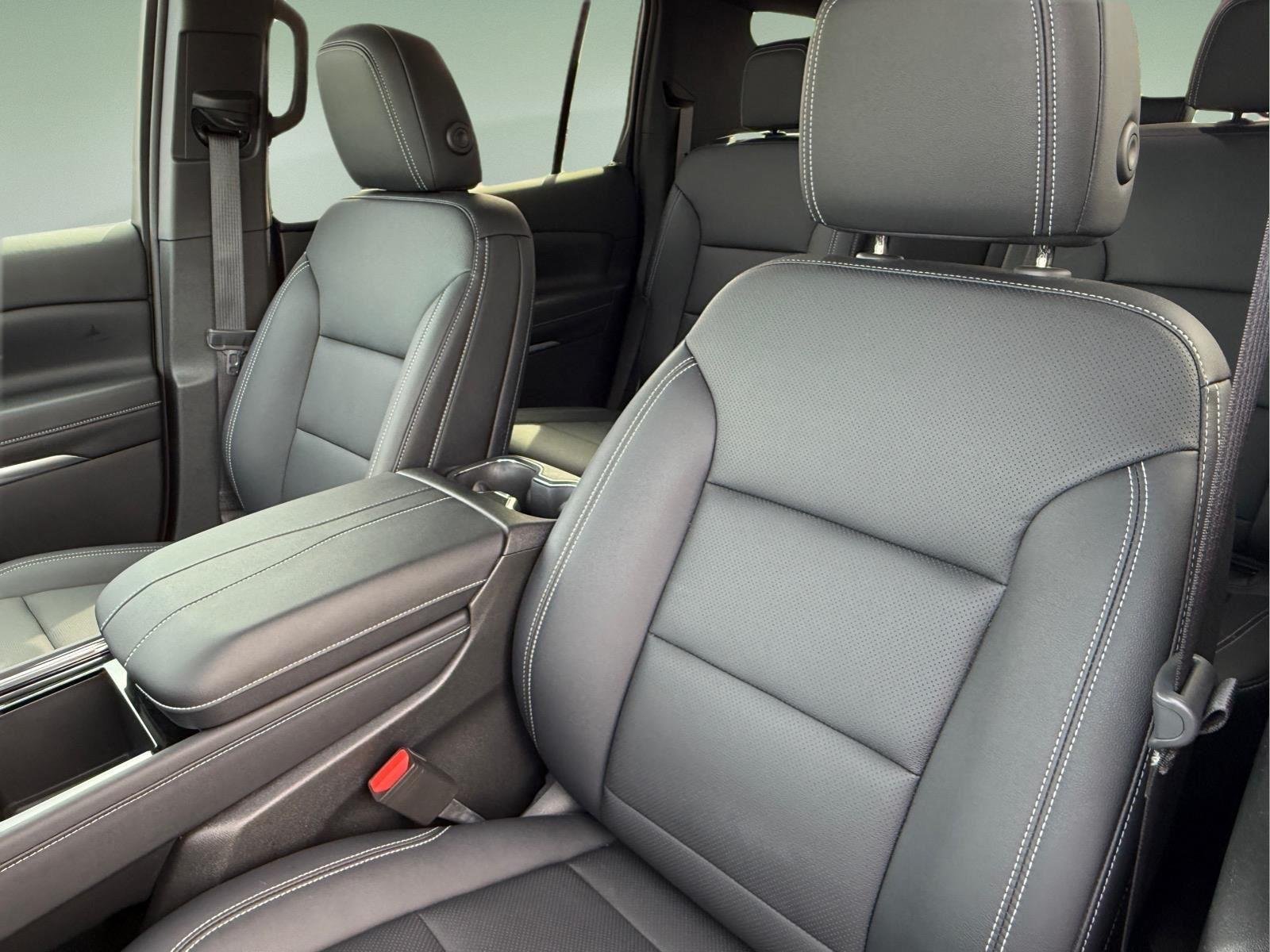 Used 2026 Mosaic Black Metallic Chevrolet FWD LT image 17
