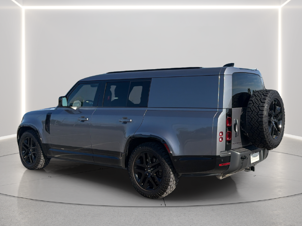 Used 2024  Land Rover Outbound image 14