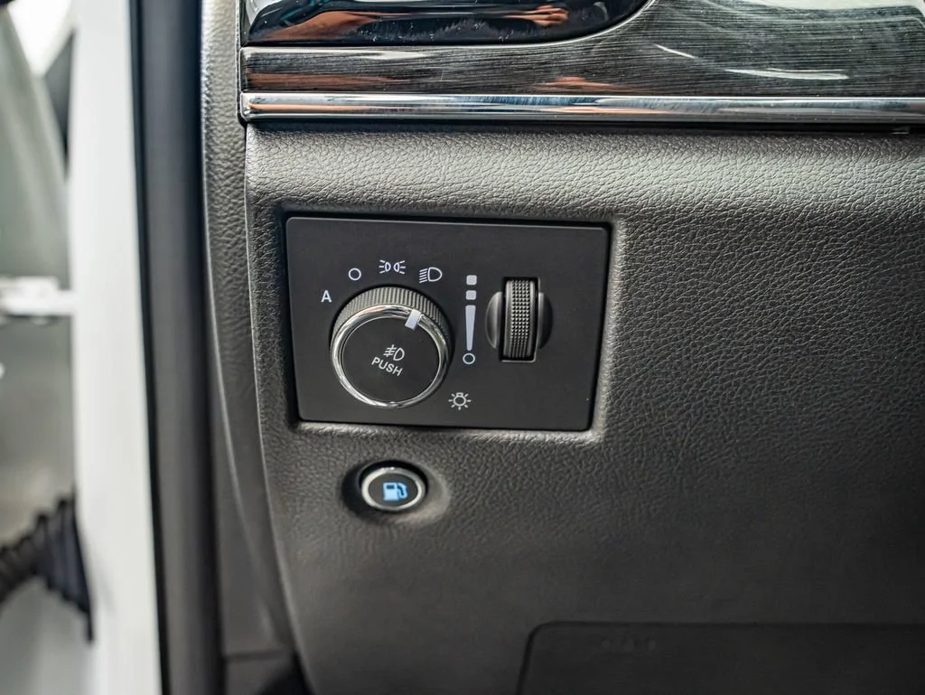 Used 2019 Bright White Clearcoat Jeep Trailhawk image 21