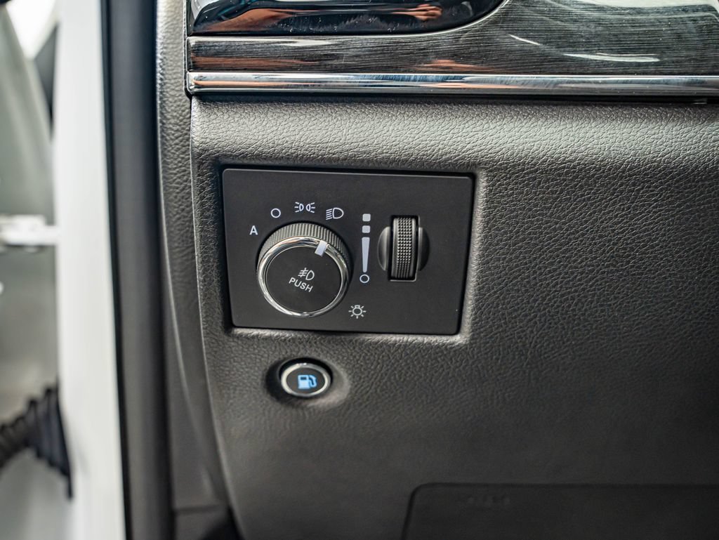 Used 2019 Bright White Clearcoat Jeep Trailhawk image 21