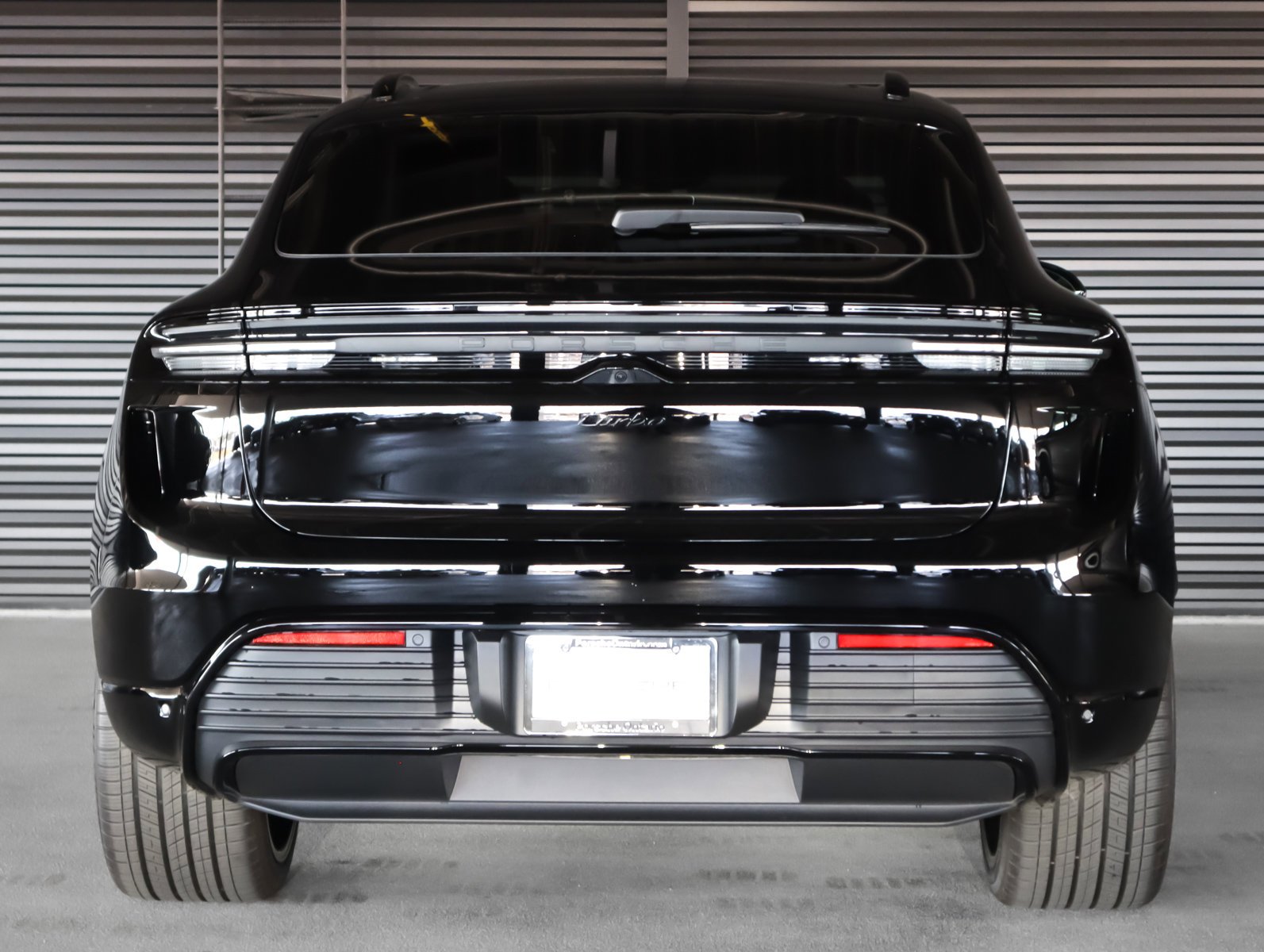 2025 Porsche Macan Turbo Electric - Photo 10