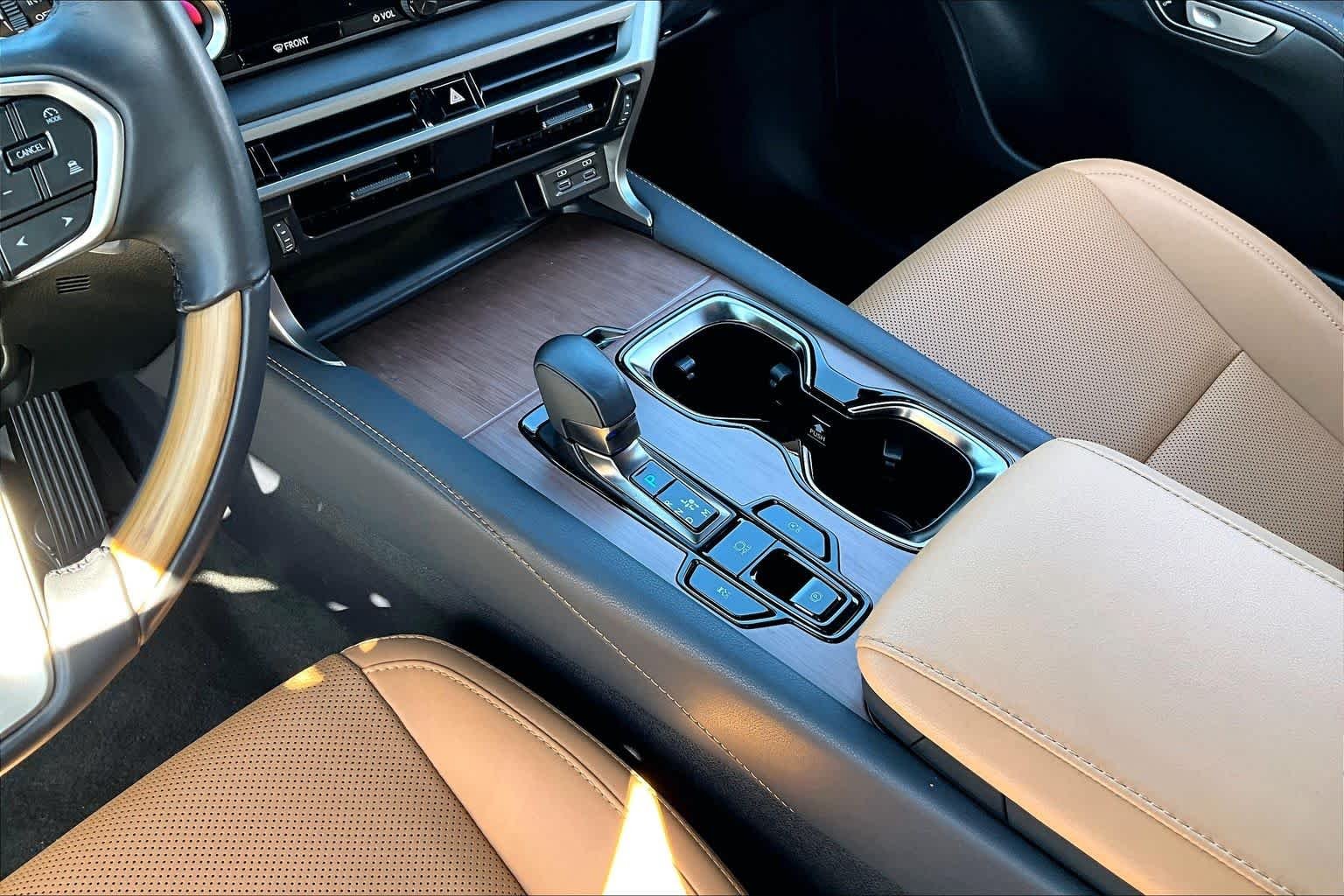 Used 2025 Eminent White Pearl Lexus Premium image 17