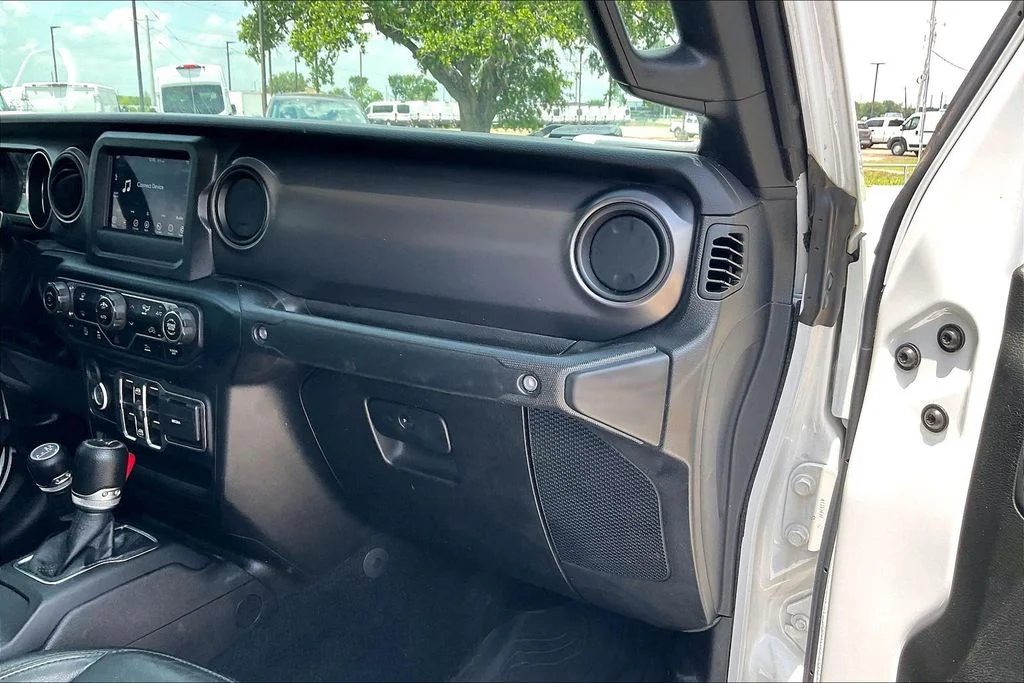 Used 2023 White Jeep Texas Trail image 23